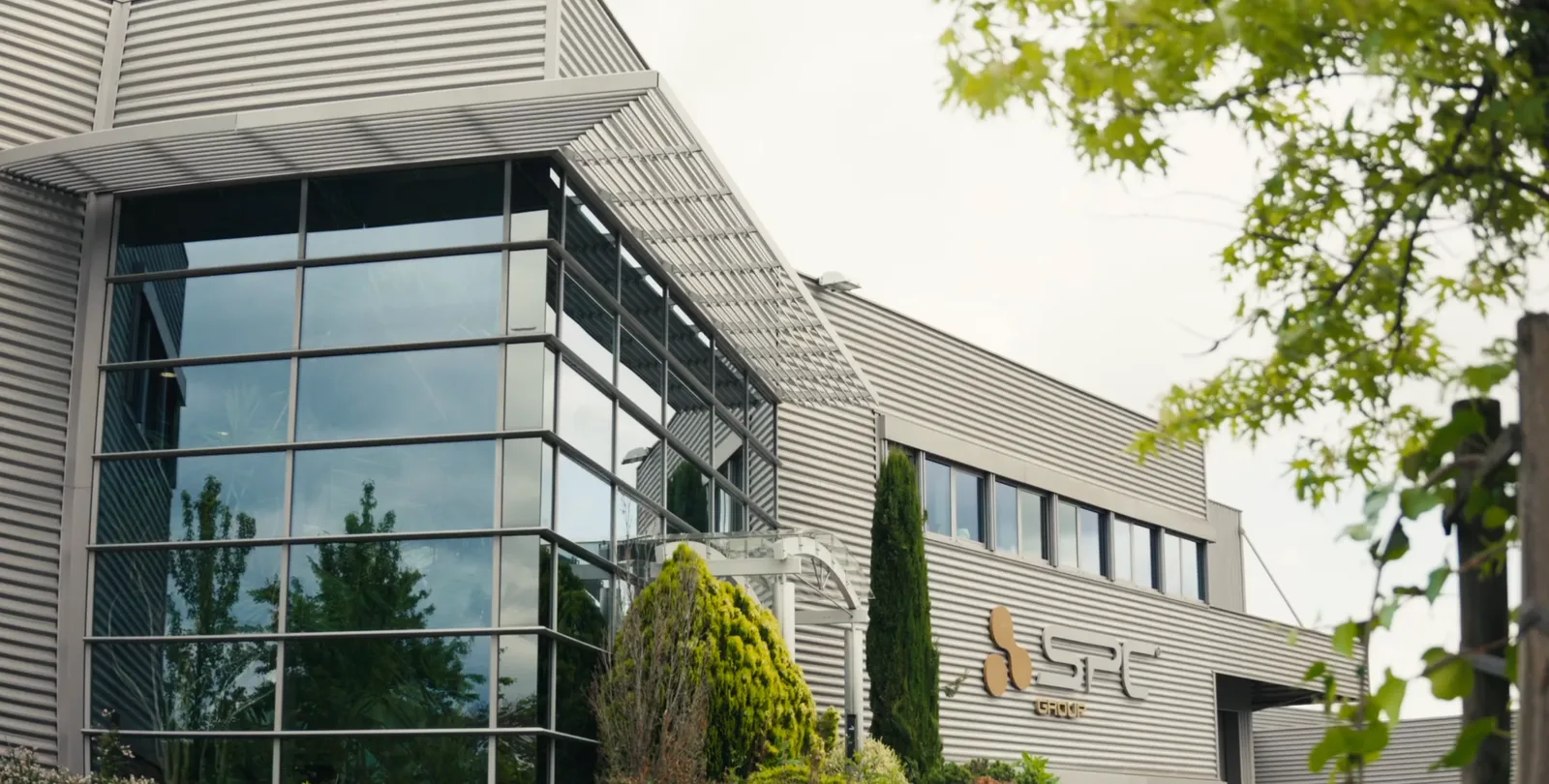 Siège de SPC Group, façade du bâtiment avec le logo
